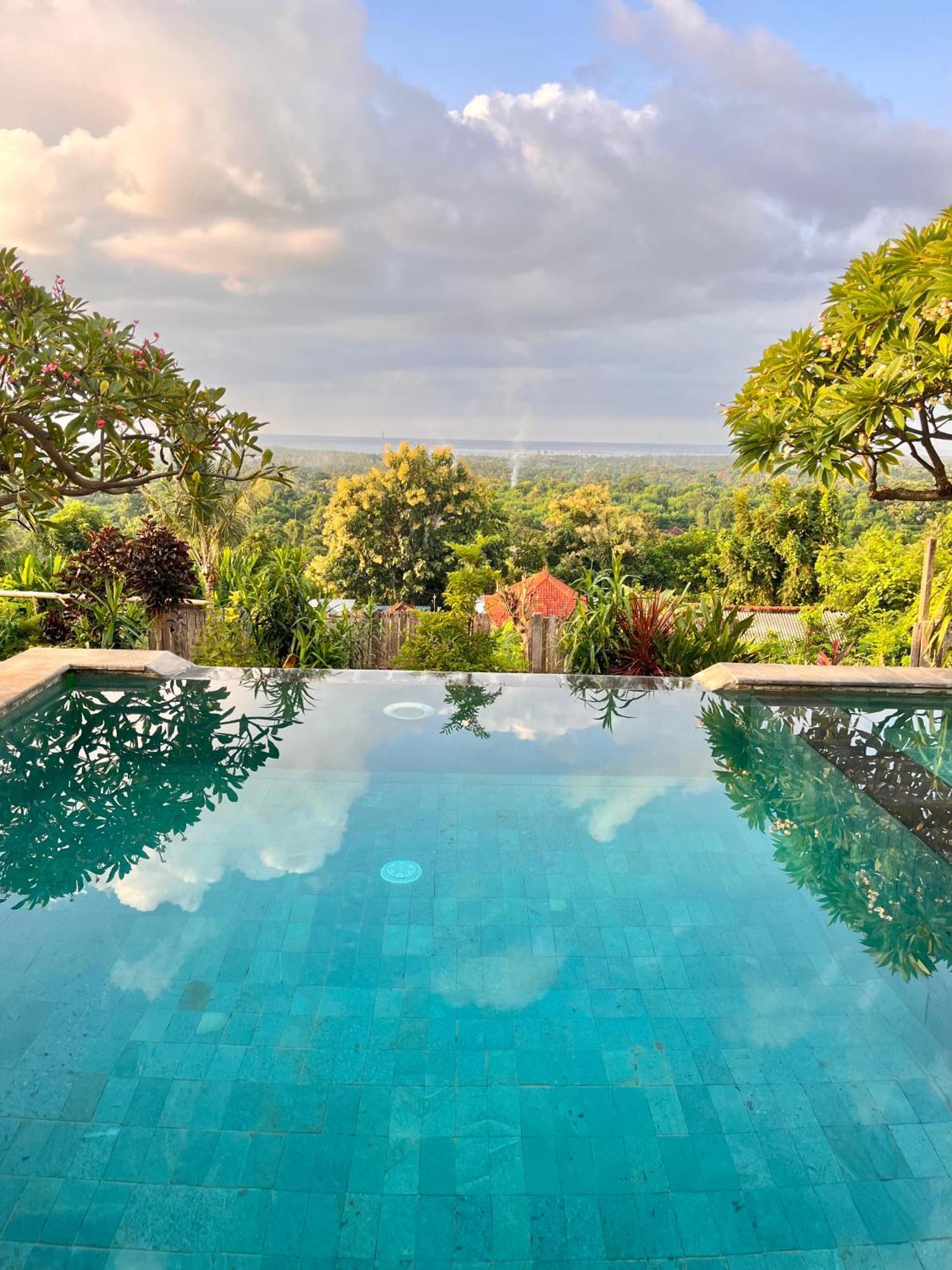 Menjangan Hill Hotel Banyuwedang Ngoại thất bức ảnh